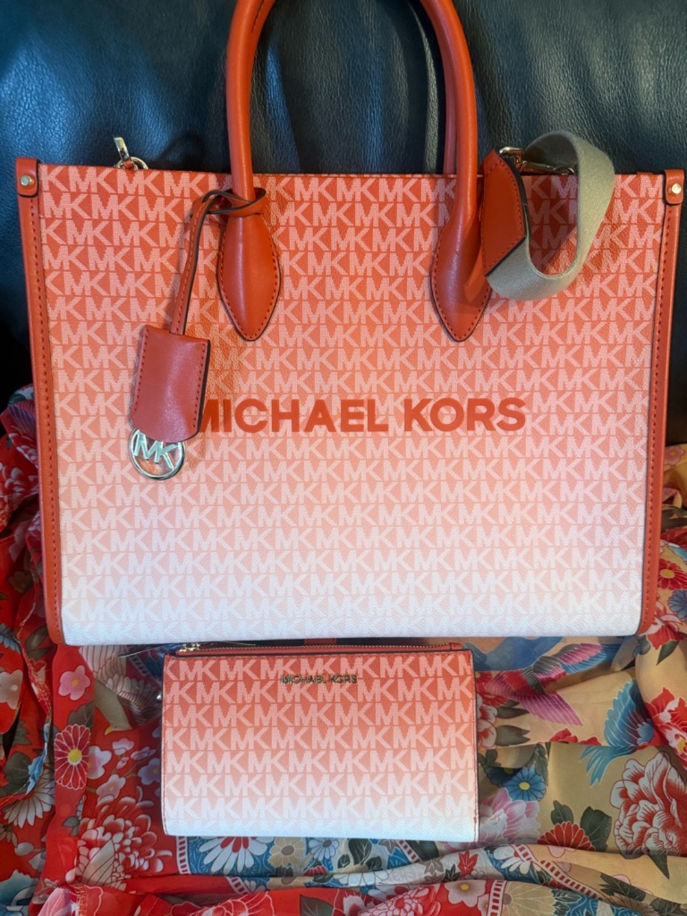 Michael Kors Coral Ombre Signature Crossbody Tote with Wristlet - Picture 4 of 10